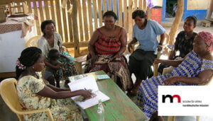 Frauen bei der Vergabe von Mikrokrediten der norddeutschen Mission in Afrika