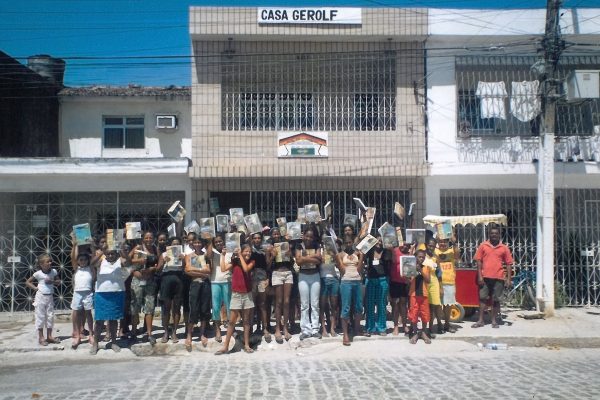 Kinder vorm Casa Wolpmann in Brasilien