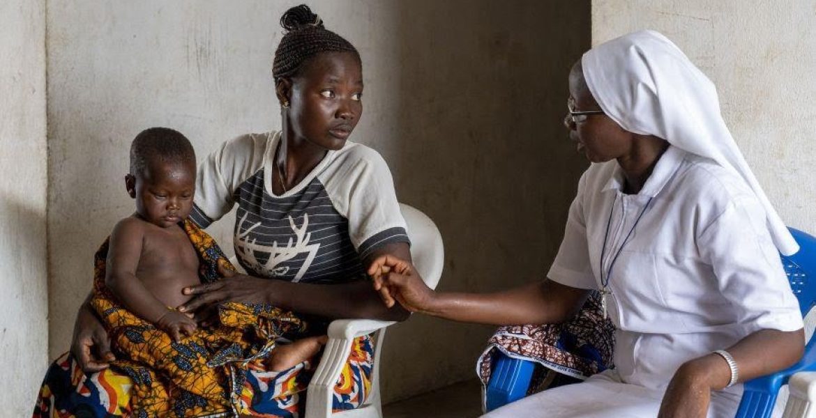 Ernährungskrise in Sierra Leone, einer stillenden Mutter wird geholfen