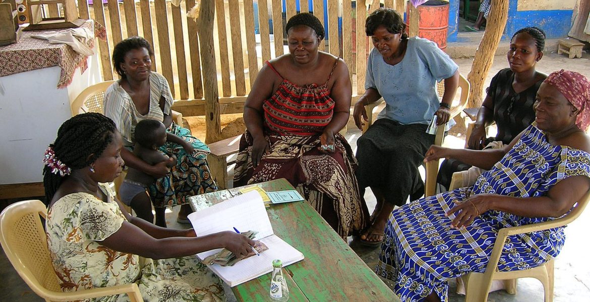 Frauen bei der Vergabe von Mikrokrediten der norddeutschen Mission in Afrika